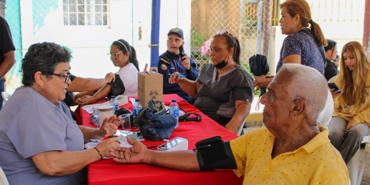 ¡La salud ilumina la fiesta en Bella Vista! Alcaldía de Maracaibo garantiza atención y protección en el encendido<br> 1 IMG 20251107 WA0052