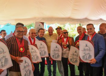 Con orden “Ricardo Aguirre” reconocen trayectoria de gaiteros en su día 5 IMG 20251108 WA0218