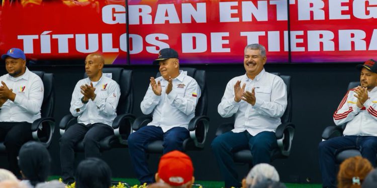 330 familias reciben sus títulos de tierra urbana en acto encabezado por el ministro Paredes y el gobernador Caldera 1 IMG 20251114 WA0246