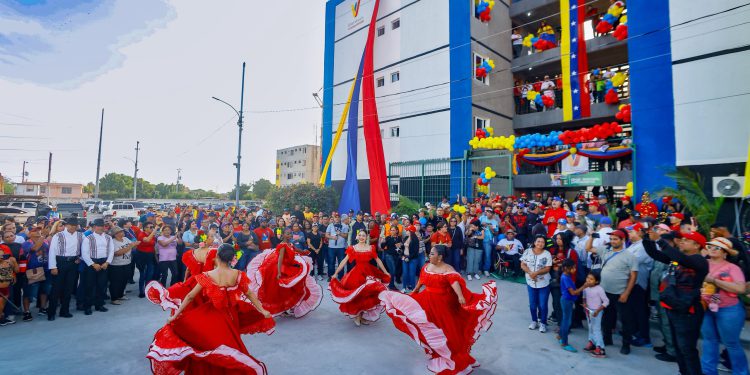 Gobierno Bolivariano entrega apartamentos a familias afectadas por incendio en San Francisco 1 IMG 20251115 WA0261