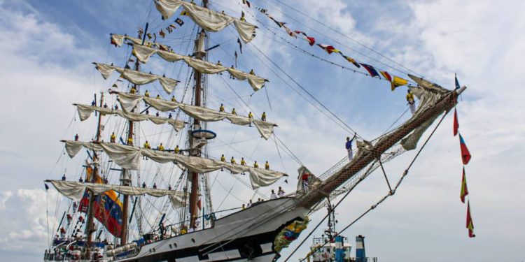 Buque Escuela “Simón Bolívar” regresa al Puerto de Maracaibo 1 IMG 20251116 WA0127