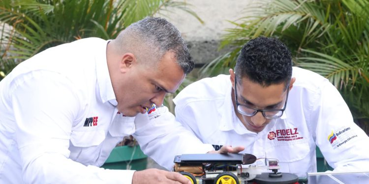 Venezolanos crean primer robot de limpieza para paneles solares 1 IMG 20251117 WA0086