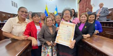 Diputada León recibió orden "Ana María Campos" otorgada por el CLEZ 12 IMG 20251126 WA0201