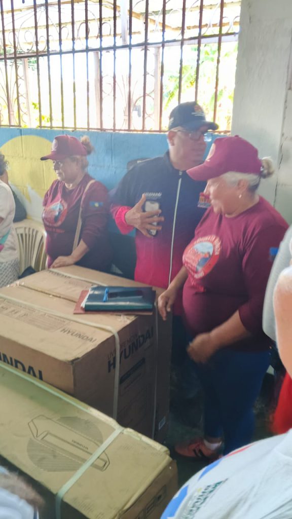 Gestión Municipal entregó 5 toneladas de aire acondicionado a la Comuna “Las Fuerzas del Pueblo Soberano” 2 1001195983
