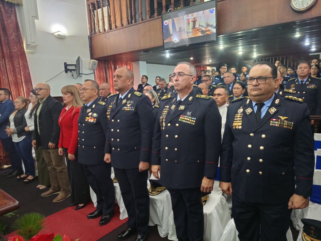 Entregan orden especial a funcionarios por cumplirse 193 aniversario de la Policía del estado Zulia 3 1001204176