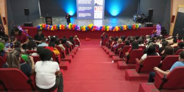 En Cabimas realizan conferencia sobre «Los Monstruos de la Adolescencia, Retos y Realidad de la Generación de Cristal» 11 IMG 20251205 WA0203