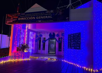 Sede de Policabimas iluminada con los colores de la Navidad Navideño de 2 IMG 20251207 WA0069