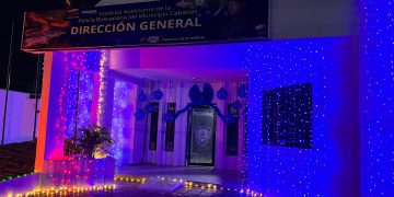 Sede de Policabimas iluminada con los colores de la Navidad Navideño de 12 IMG 20251207 WA0069