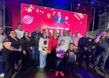 Alcalde de Cabimas encendió la Navidad en la Avenida Independencia 2 IMG 20251208 WA0056