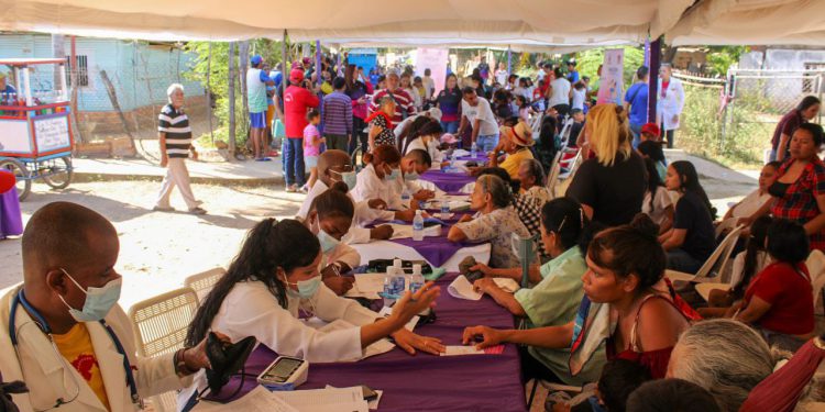 Realizan jornada médica integral y reactivan Casa de Alimentación en sector San Benito 1 IMG 20251209 WA0197