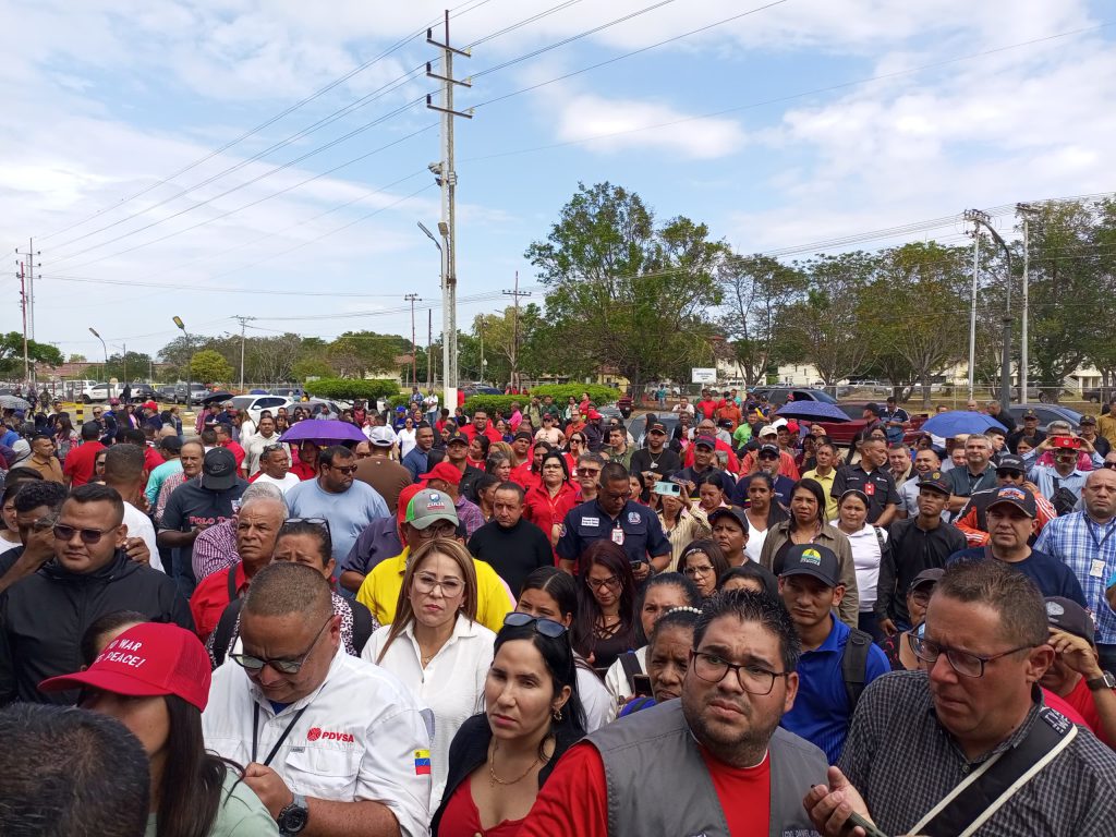 Trabajadores petroleros se concentraron en Cabimas exigiendo el regreso del Presidente Maduro 2 1001333622