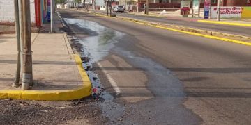 Ciudadanía a tomar conciencia y corregir botes de agua en la calle 13 IMG 20260302 WA0123