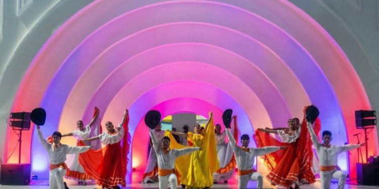 Marabinos  celebraron el ritmo del Joropo en la plaza La República