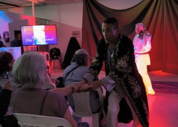 Celebran el Día Internacional del Teatro con un emotivo «Templete Teatral» en Maracaibo, 23 de marzo de 2026 — En un despliegue de talento y pasión por las tablas, la Alcaldía Bolivariana de Maracaibo, a través de su Dirección de Cultura, celebró con éxito el «Templete Teatral» en las instalaciones del Museo de Artes Gráficas Luis Chacón.  El evento, que congregó a más de 100 asistentes, conmemoró el Día Internacional del Teatro rindiendo tributo a las figuras que han forjado la identidad escénica de la región. Durante la jornada, se otorgó un reconocimiento vivo a la trayectoria de destacados maestros y creadores, entre ellos: Homero Montes, Jesús «Chuco» Pulido, Juan Mendoza, Milton Ferrer, Ernesto y David Acosta, Eduardo Saavedra, José Molero, María Antúnez, Isaías Vivas, Leonardo Villalobos, Maritza Cepeda e Ilya Izaguirre.  Una vitrina del talento local La programación artística cautivó al público con puestas en escena de agrupaciones emblemáticas:  Teatro Mambrú: Presentó el monólogo «Un hombre se prepara».  Grupo Mampara: Interpretó «Un lugar en el desierto», pieza basada en la obra del poeta Omar Khayyam, acompañada por el violinista José Luis Ferrer.  Escuela Municipal de Teatro: Bajo la guía del profesor Levit Aguilar, los estudiantes del núcleo formativo de la Dirección de Cultura dieron vida a textos del recordado Aquiles Nazoa.  Voces de la celebración El director de Cultura, Ramón Colina, resaltó la trascendencia de estos encuentros: «El teatro es el espejo de la sociedad y hoy celebramos que Maracaibo sigue siendo un faro cultural en el país».  Por su parte, la reconocida actriz Yazmina Jiménez expresó su gratitud por el apoyo institucional: «Este homenaje nos impulsa a seguir creando desde el alma. Ver el respaldo a la gestión cultural desde el primer día ha sido profundamente gratificante». Asimismo, Hernán González, estudiante asistente, calificó la experiencia como «emocionante», destacando la oportunidad de compartir de cerca con los grandes maestros del gremio.  Con estas iniciativas, la Alcaldía de Maracaibo reafirma su compromiso con el fortalecimiento del movimiento teatral y la democratización del acceso a las artes para toda la ciudadanía.