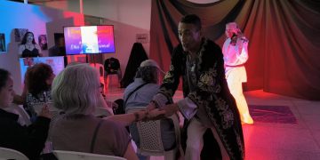 Celebran el Día Internacional del Teatro con un emotivo «Templete Teatral» en Maracaibo, 23 de marzo de 2026 — En un despliegue de talento y pasión por las tablas, la Alcaldía Bolivariana de Maracaibo, a través de su Dirección de Cultura, celebró con éxito el «Templete Teatral» en las instalaciones del Museo de Artes Gráficas Luis Chacón.  El evento, que congregó a más de 100 asistentes, conmemoró el Día Internacional del Teatro rindiendo tributo a las figuras que han forjado la identidad escénica de la región. Durante la jornada, se otorgó un reconocimiento vivo a la trayectoria de destacados maestros y creadores, entre ellos: Homero Montes, Jesús «Chuco» Pulido, Juan Mendoza, Milton Ferrer, Ernesto y David Acosta, Eduardo Saavedra, José Molero, María Antúnez, Isaías Vivas, Leonardo Villalobos, Maritza Cepeda e Ilya Izaguirre.  Una vitrina del talento local La programación artística cautivó al público con puestas en escena de agrupaciones emblemáticas:  Teatro Mambrú: Presentó el monólogo «Un hombre se prepara».  Grupo Mampara: Interpretó «Un lugar en el desierto», pieza basada en la obra del poeta Omar Khayyam, acompañada por el violinista José Luis Ferrer.  Escuela Municipal de Teatro: Bajo la guía del profesor Levit Aguilar, los estudiantes del núcleo formativo de la Dirección de Cultura dieron vida a textos del recordado Aquiles Nazoa.  Voces de la celebración El director de Cultura, Ramón Colina, resaltó la trascendencia de estos encuentros: «El teatro es el espejo de la sociedad y hoy celebramos que Maracaibo sigue siendo un faro cultural en el país».  Por su parte, la reconocida actriz Yazmina Jiménez expresó su gratitud por el apoyo institucional: «Este homenaje nos impulsa a seguir creando desde el alma. Ver el respaldo a la gestión cultural desde el primer día ha sido profundamente gratificante». Asimismo, Hernán González, estudiante asistente, calificó la experiencia como «emocionante», destacando la oportunidad de compartir de cerca con los grandes maestros del gremio.  Con estas iniciativas, la Alcaldía de Maracaibo reafirma su compromiso con el fortalecimiento del movimiento teatral y la democratización del acceso a las artes para toda la ciudadanía.