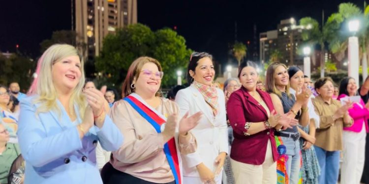 El parlamento marabino conmemoró el Día Internacional de la Mujer reconociendo el papel protagónico de las lideresas que; desde la vanguardia cultural y social, consolidan la paz y la soberanía en cada territorio de la ciudad.