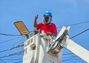 Gobernación del Zulia ilumina 11 territorios comunales con la instalación de 700 luminarias