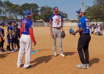 180 niños disfrutaron con el lanzador zuliano Silvino Bracho en una clínica de béisbol