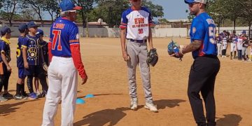 180 niños disfrutaron con el lanzador zuliano Silvino Bracho en una clínica de béisbol