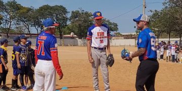 180 niños disfrutaron con el lanzador zuliano Silvino Bracho en una clínica de béisbol