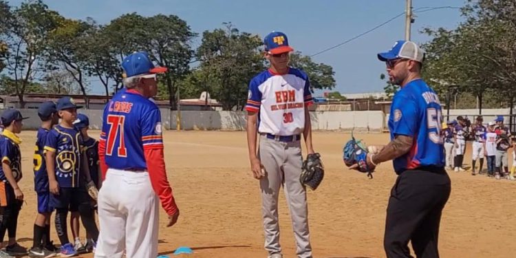 180 niños disfrutaron con el lanzador zuliano Silvino Bracho en una clínica de béisbol