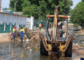 Alcaldía de Maracaibo limpia cañada La Rosita en Los Claveles 2 Alcaldía de Maracaibo limpia cañada La Rosita en Los Claveles
