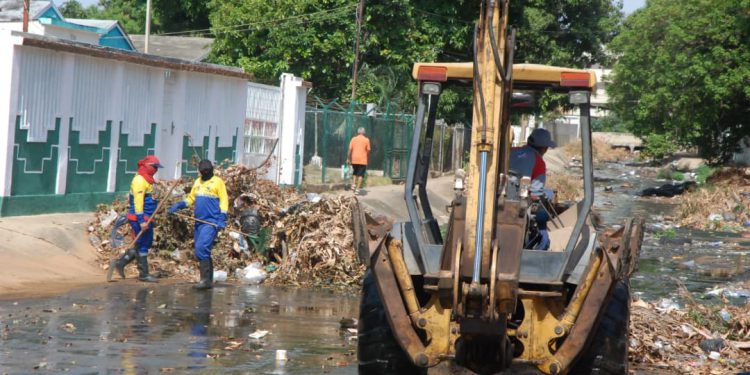 Alcaldía de Maracaibo limpia cañada La Rosita en Los Claveles