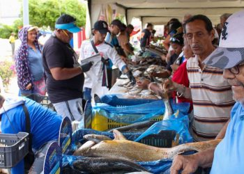 Productos frescos a precios solidarios vendieron en Feria del Pescado en la Curva‎ de Molina
