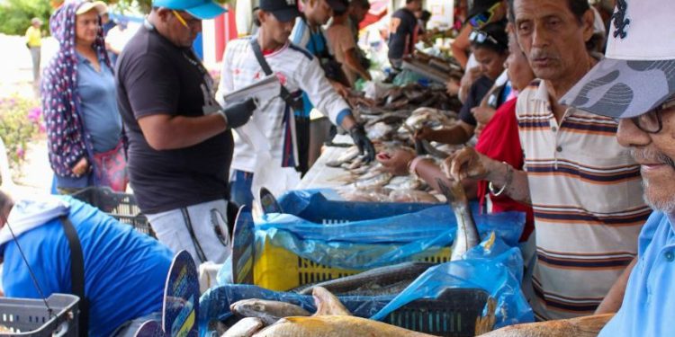 Productos frescos a precios solidarios vendieron en Feria del Pescado en la Curva‎ de Molina