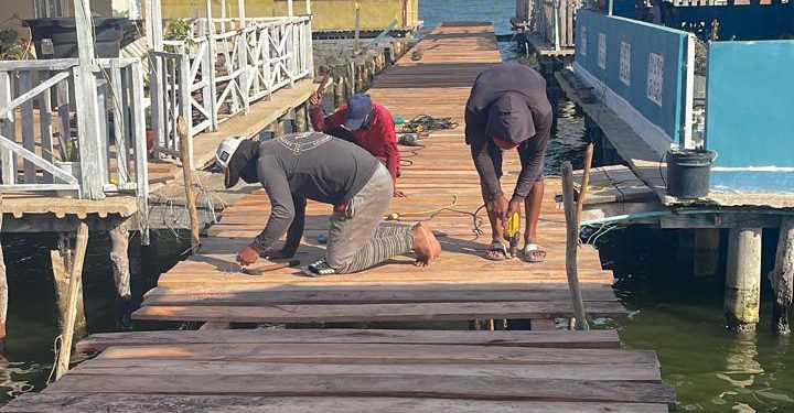 Rehabilitación de caminerías en Palafitos de Santa Rosa de Agua alcanza 40% de avance