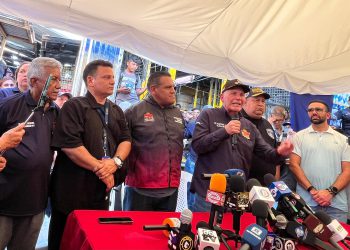 Alcalde Di Martino entrega ayudas a comerciantes afectados por incendio en “Callejón de los Pobres”