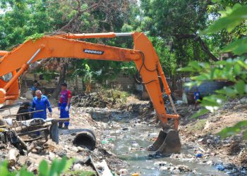 Alcaldía de Maracaibo limpia tramo Brisas del Sur de cañada La Arreaga