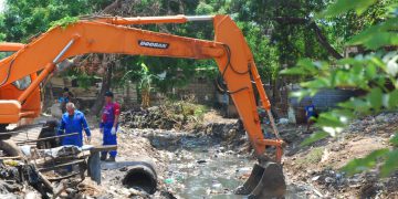 Alcaldía de Maracaibo limpia tramo Brisas del Sur de cañada La Arreaga