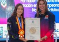 Nadadora y medallista Anastasia Roque recibe la Orden Municipal Honor a la Juventud