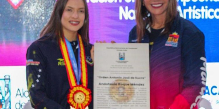 Nadadora y medallista Anastasia Roque recibe la Orden Municipal Honor a la Juventud