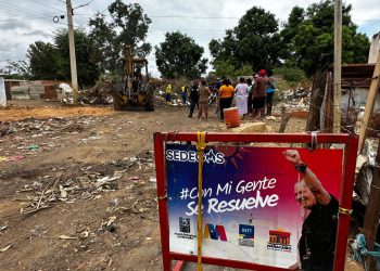 Cuadrillas  de limpieza municipal elimina montaña de desechos en el sector Hato Escondido