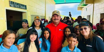 Gobernador Caldera entrega uniformes y financiamientos a escuelas del municipio Santa Rita