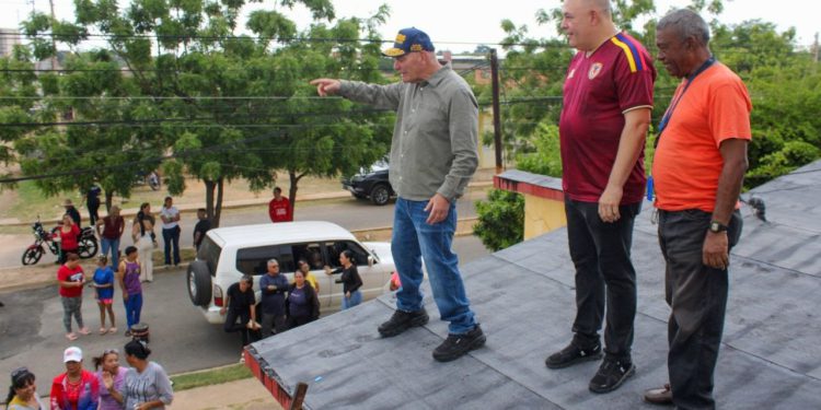 Alcaldía de Maracaibo impermeabiliza 16 viviendas de Altos de Sol Amada IV