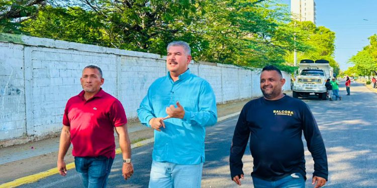 Luis Caldera despliega Plan Estadal de Asfaltado  en la avenida Universidad de Maracaibo