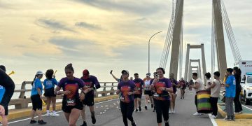 2.000 atletas cruzaron el imponente Puente sobre el Lago en la I edición de la Copa Tawala