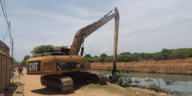 Realizan operativo de limpieza en el Puente Espuma del barrio Etnia Guajira