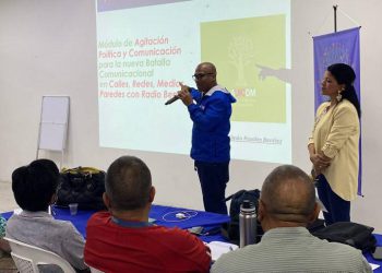 Vice rector de LAUICOM presenta propuesta del uso del pensamiento crítico para desmontar fake news