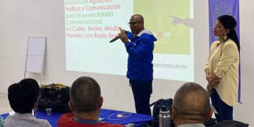 Vice rector de LAUICOM presenta propuesta del uso del pensamiento crítico para desmontar fake news