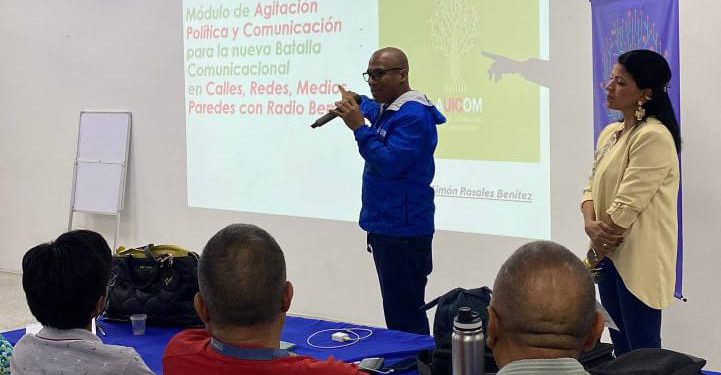 Vice rector de LAUICOM presenta propuesta del uso del pensamiento crítico para desmontar fake news
