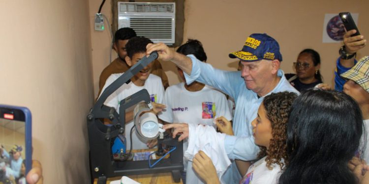 Comuna Elodia Petit recibe materiales para viviendas y recursos para el proyecto juvenil de Consulta Popular 1 Comuna Elodia Petit recibe materiales para viviendas y recursos para el proyecto juvenil de Consulta Popular