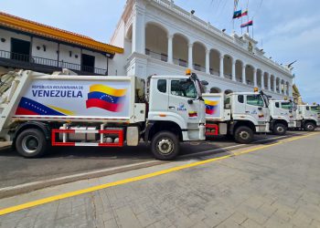 Gobernador Caldera entrega ocho unidades compactadoras con  el Plan de Recolección de Desechos y una ambulancia para el Plan Cayapa