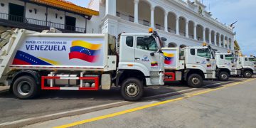 Gobernador Caldera entrega ocho unidades compactadoras con  el Plan de Recolección de Desechos y una ambulancia para el Plan Cayapa