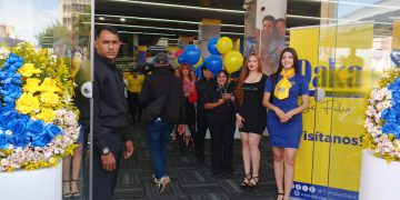 Marabinos felices en inauguración oficial de tiendas Daka sucursal 5 de Julio