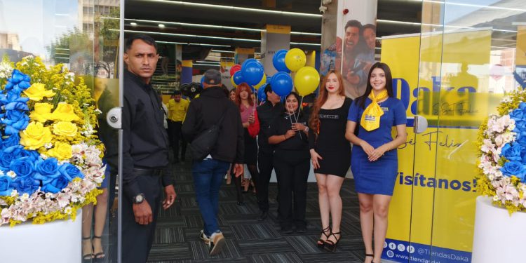 Marabinos felices en inauguración oficial de tiendas Daka sucursal 5 de Julio