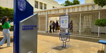 Gobernador Luis Caldera entrega vías recuperadas en la Facultad de Medicina con el Plan LUZ